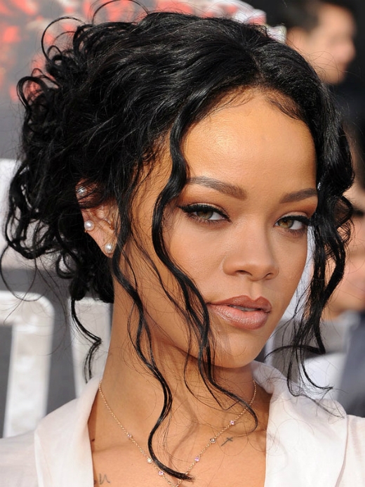 
	
	Mỗi năm, Rihanna chi ra 1 triệu USD chỉ để tạo những kiểu tóc lạ mắt.